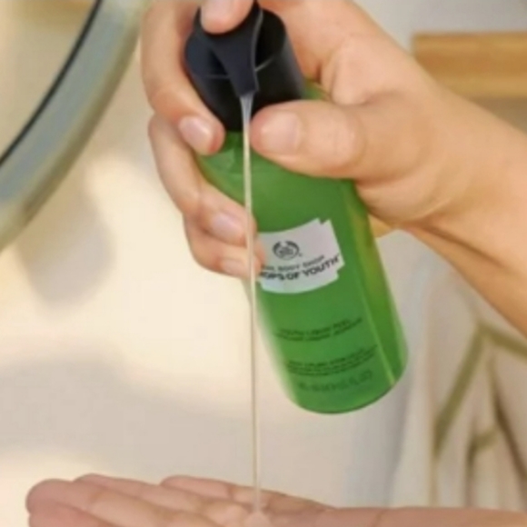 The Body Shop Skincare Nwob The Body Shop Drops Of Youth Liquid Peel Pollution Clearing